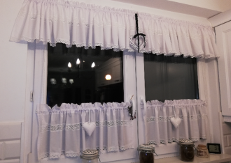 Zazdrostka mgiełka z białego bawełnianego batystu z koronką i serduszkiem 