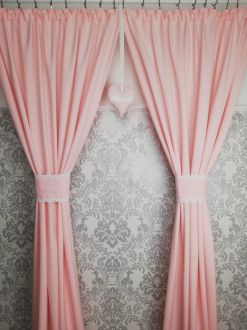 Zasłona pudrowy róż z koronką i serduszkiem