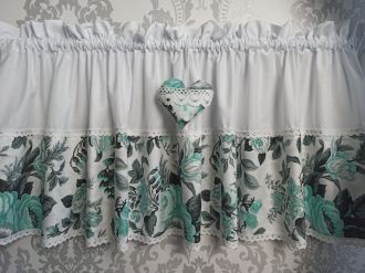 Zazdrostka w miętowe różyczki z koronką i serduszkiem