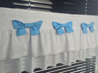 Zazdrostka lambrekin firanka biała falbanki koronka bawełna kokardki niebieskie