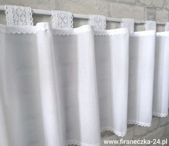 Zazdrostka z bawełnianego batystu z białą koronką szelki 
